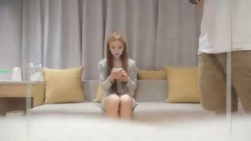 午夜寻花约了个黄发短裙萌妹子，洗完澡互摸口交舔弄让妹子自慰，抽插勐操呻吟娇喘