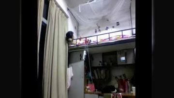 肉鸡偷拍女大学生宿舍内换衣服洗澡擦身体乳做面膜,都是顶花带刺的黄花大闺女娇嫩的玉体第02集