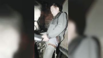 -guochan-为了礼物太拼了 美女主播在寒冷的夜晚和两个大爷户外玩3P直播 对白搞笑