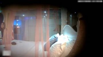 [酒店偷拍] 担心办公室恋情曝光~主管与下属只好到饭店约炮~激烈床战连隔壁都听到了!!