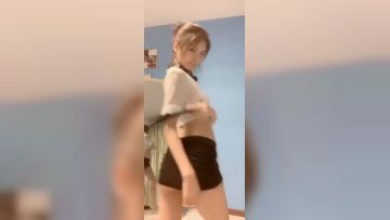 还是学生的超级清纯网红小姐姐，舞蹈专业出身，翘翘的美臀白嫩的皮肤，专业跳舞的骚起来满屏幕都是骚味