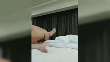 女主播在家约炮，炮友吃不消