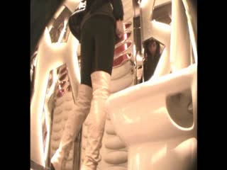 精品高清厕拍东莞梦幻KTV女厕里的美女6极品长靴美女蹲在马桶上不怕摔下来么