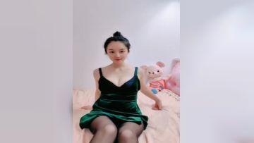 奶子很软的极品小少妇深夜露脸陪狼友发骚，慢慢脱光衣服揉捏骚奶子，粉底刷摩擦奶头刺激，自慰逼逼呻吟好骚第02集