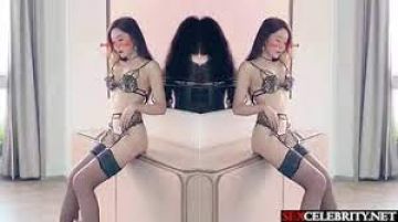 啪啪酱酱肉肉身材骚女和跑友啪啪，扣逼口交上位骑乘后人大力勐操，边口边按摩器震动自慰