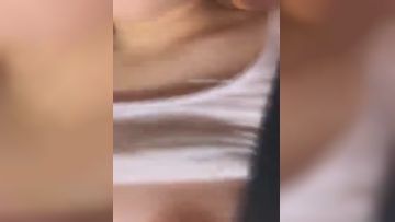 -daxiu-【直播】贫困山区大学生为了多存点生活费房间开直播饱满挺又大BB用手刺激几下就出水