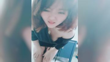 轻熟女级别美少妇一个人独自在家大黑牛不过瘾还撩骚男朋友，对白很刺激不敢叫第04集