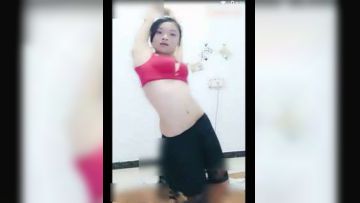 刚结婚的出脸可爱美女主播背着老公玩黄播还给狼粉拿婚纱照看跳骚舞用矿泉水冲逼特别会玩看这BB没少被干国语