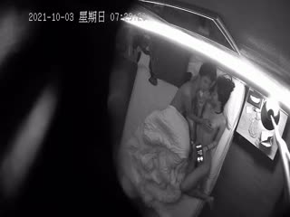 上帝视角 初尝性爱禁果的年轻小情侣激烈做爱 射完了研究套里的精液 对话清晰