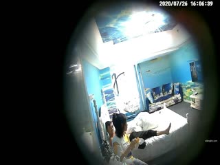 连锁酒店偷拍情侣开房打炮，可爱类型的妹子，先打包吃的吃个饱饭，才有力气啪啪，年轻人身体好啊，从床上大战到莎发