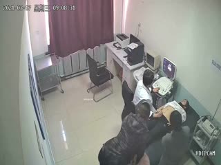 最新妇产科医院摄像头破解,老公看着自己老婆的奶子被医生随意拨弄,心里五味杂陈