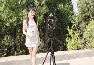 户外女主播丛林探险-糖糖