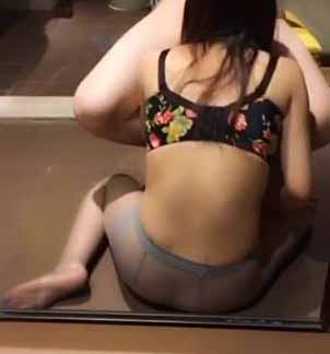 对著镜子拿著摄像机和丝袜美女地上搞到床上