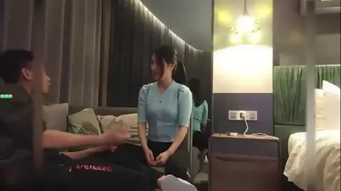 [本土无码] 重 庆 探 花 做 导 演 让 刷 了 不 少 礼 物 的 粉 丝.. 一 皇 二 后 享 受 帝 王 级 服 务 ， 小 伙 连 射 几 次