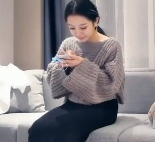 长相甜美的格子衬衣妹子做起来还花样贼多