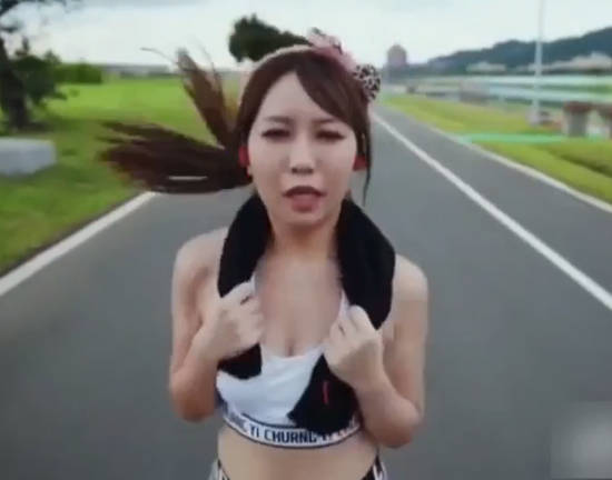 小伙出租屋边打游戏边与粉嫩学妹打炮