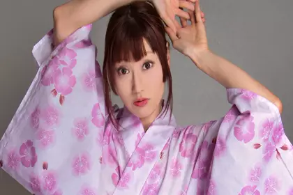 在柔软的乳沟间引向狭射