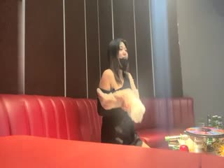 喝酒唱歌聊天，玩游戏脱衣服，袜子不能算，一会儿脱光开搞，音乐灯光烘托下格外刺激