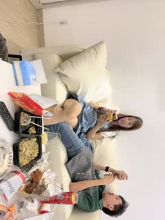 新人良家，小姐姐挺漂亮，酒足饭饱，强迫推倒，逼逼粉做爱配合