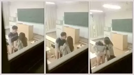 趴窗偸拍某院校周末教室没人斯文眼镜男学桌上啪啪白...